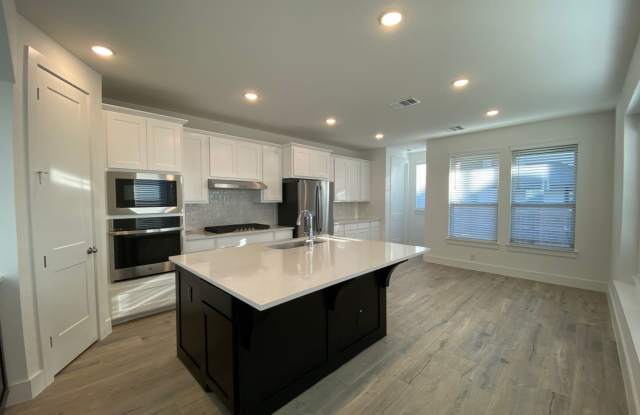 1 Mile to Gruene /4 Bedrooms 3 Bathrooms plus a Game Room Loft / Covered Patio / Fenced in Yard / NBISD Gallery 3
