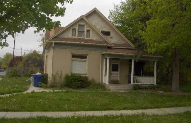 2332 Windsor St - 3 photos photos