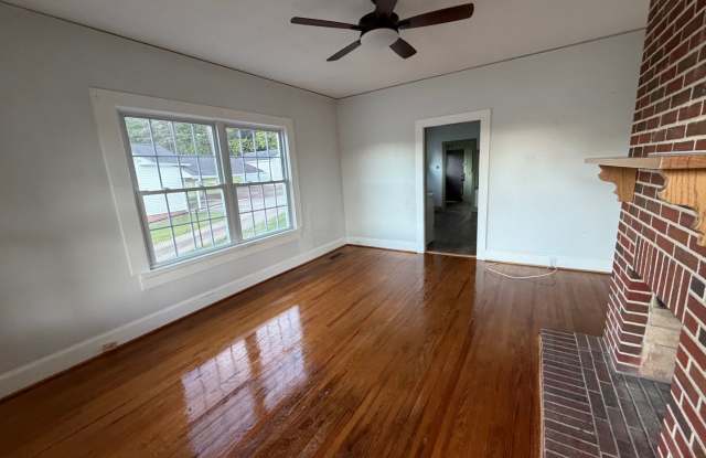 2 Bedrooms- 2 Bathrooms- Home in Lindale! Gallery 3