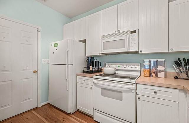 2105 Metacomet Way photos photos