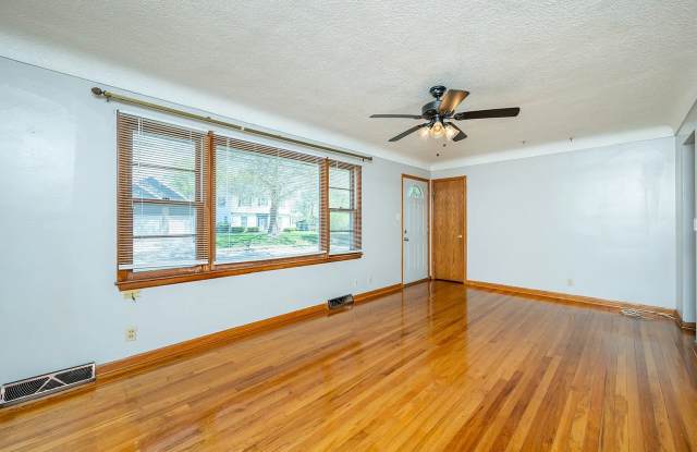 MOVE-IN SPECIAL! Gorgeous hardwood floors! 3-Bed Home! Gallery 3