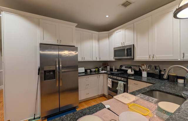 Beautifully Designed Luxury 2-Bed/2-Bath in the South End Gallery 4