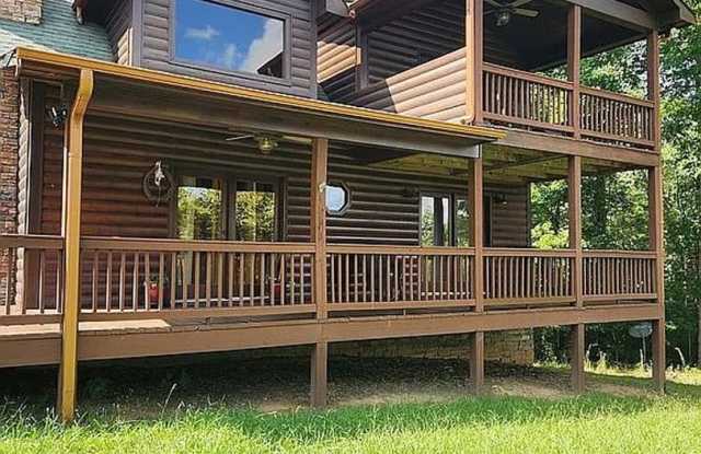 Spacious 3BR House in Blairsville Gallery 1
