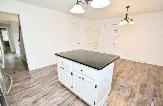 4/5 bedroom 2.5 bath home close to the University of Notre Dame Gallery 4
