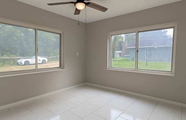 Beautifully Renovated 3BR Concrete Block House w/massive screen porch Gallery 1