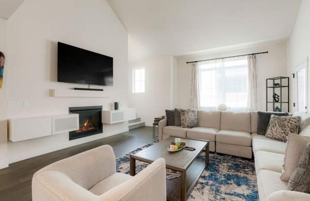 Spacious 3BR 3 Full Bath Condo in Aurora Gallery 1