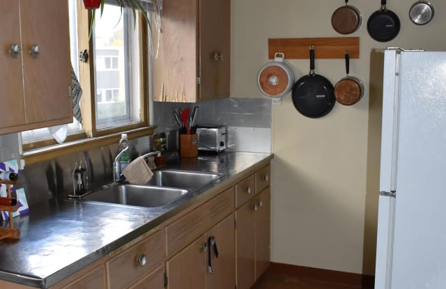 1001 S Brooks St - 3 photos photos