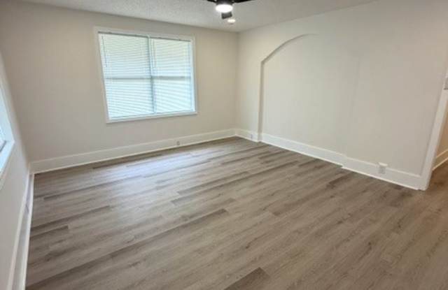 3 minutes from campus!  4 bedroom 2 bath house available now! Gallery 4