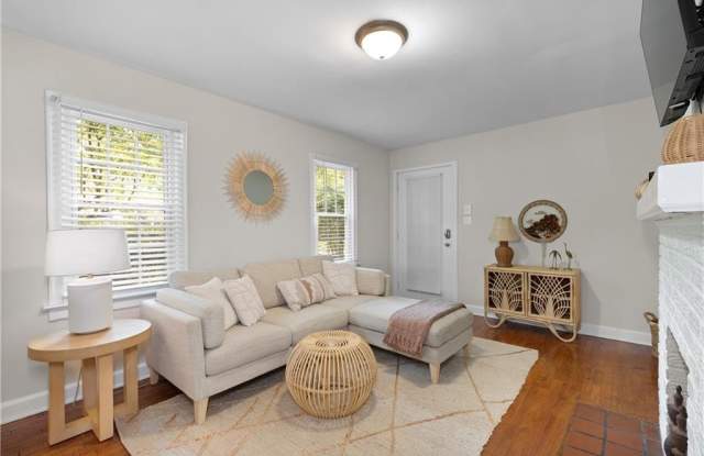 557 Glenwood Place SE photos photos
