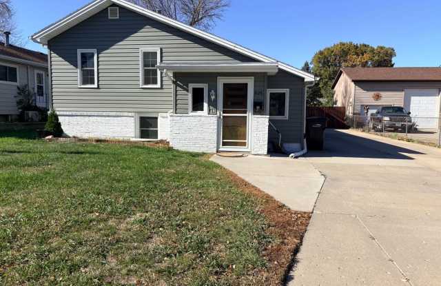 Charming & Spacious Single-Family Home in Bismarck Gallery 1