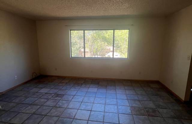 Large 3 Bed/2 Bath HOUSE in East Flag - $2,200.00!! Gallery 4