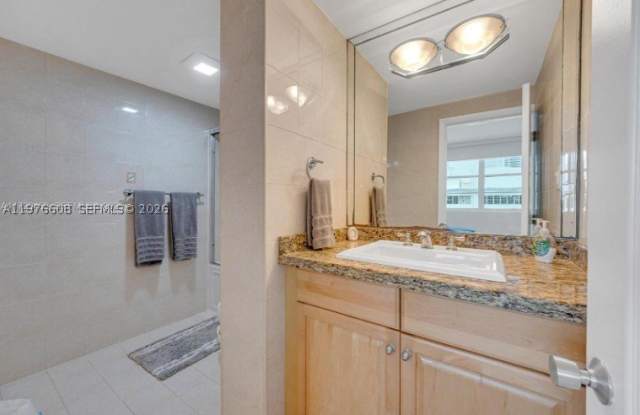 999 Brickell Bay Dr Gallery 2