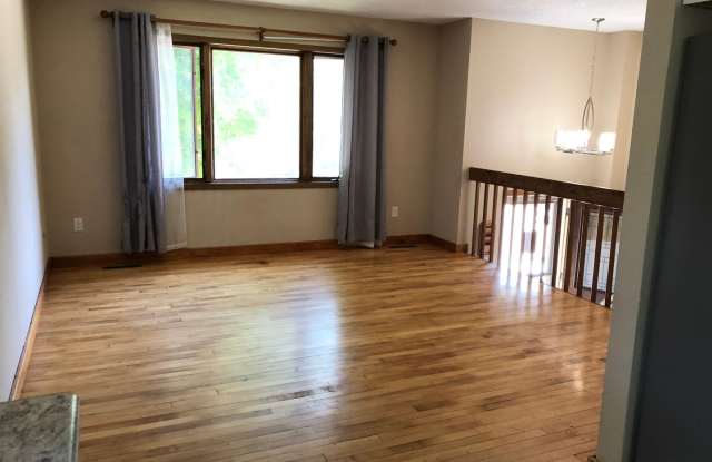 $2900|5 Bedroom 3 Bath |Fenced Backyard| Deck| Laundry| Basement Gallery 3