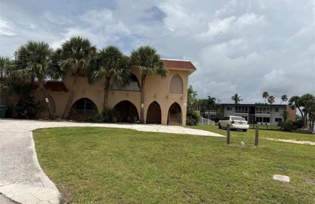 5101 Manor Court unit: 3 photos photos