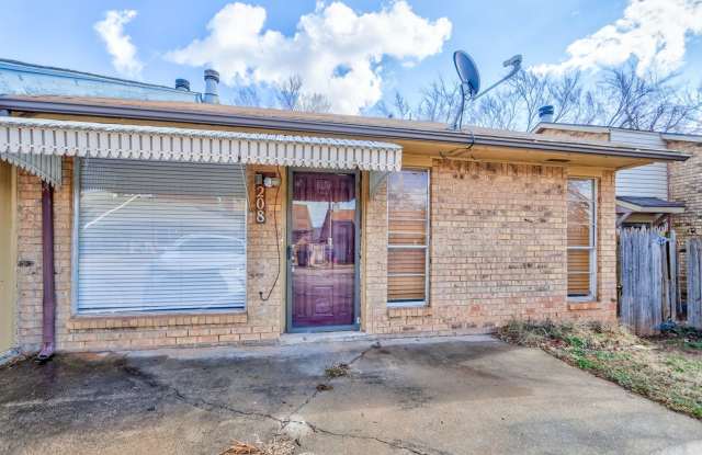 Lovely 2 Bedroom Townhouse in Midwest City: 208 Woodman Dr. - Half off first months rent ! photos photos