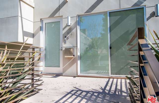 714 WESTBOURNE Dr Gallery 3
