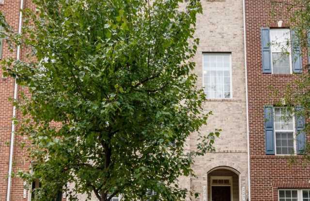 Spacious home in Potomac Club with brand new fully painted walls! Gallery 3