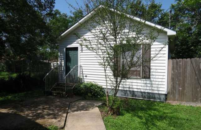 JULY 2025 PRE-LEASE Adorable 1 bedroom 1 bathroom with a Yard! - 706 North Coulter Drive, Bryan, TX 77803