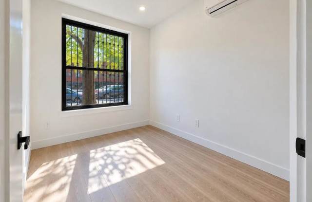 993 Summit Avenue Gallery 2
