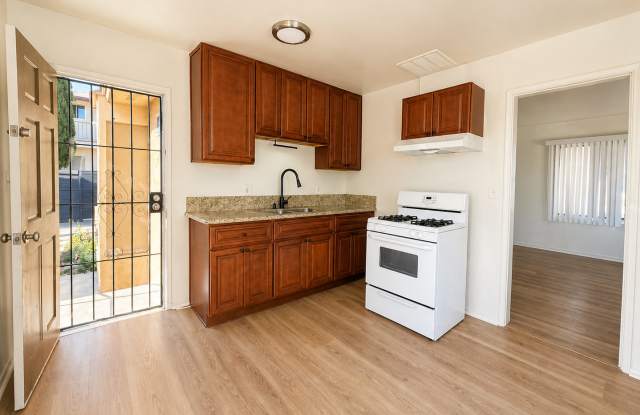 North National City 2 bedroom Home with large private yard and parking Gallery 4
