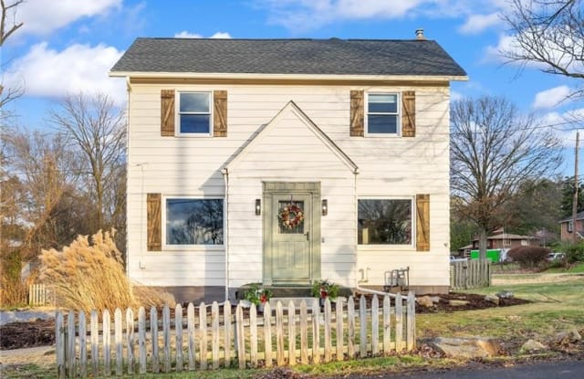 320 S Oliver Ave - 320 South Oliver Avenue, Zelienople, PA 16063