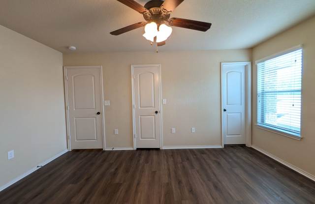 Two Story 3/2.5/2 Duplex close to Creekside Shopping and Entertainment! / Fridge / Fenced in yard /CISD Gallery 4