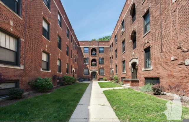 2886 North Clark Gallery 3