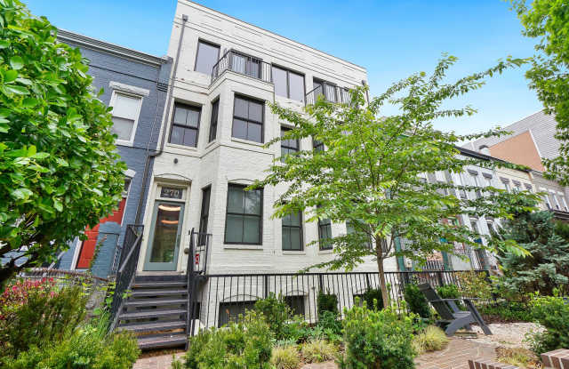 Beautiful 2 Bed, 2.5 Bath Home in Capitol Hill | Private Deck, Modern Kitchen & In-Unit Laundry! Gallery 1