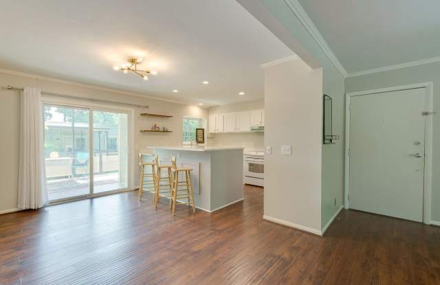Check out this amazingly located 3 bed/2 bath condo in Dilworth! photos photos