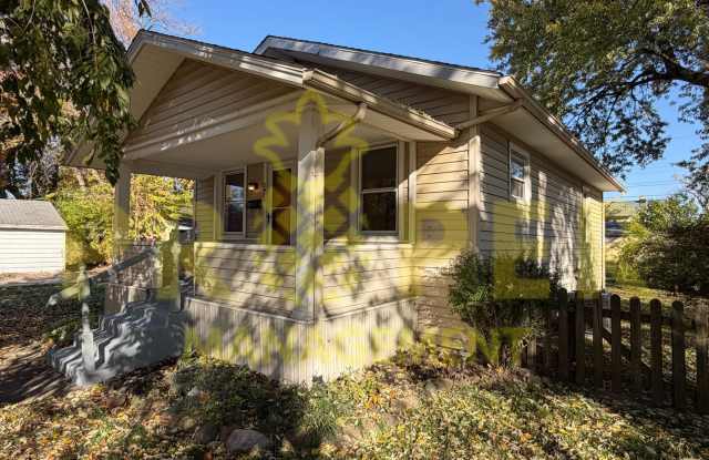 Charming 1921 Cottage on a Quiet Corner Lot Gallery 3