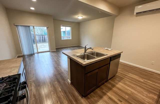 Townhome in South Salem with Washer/Dryer ~ 5727 Karen Lynn Gallery 4