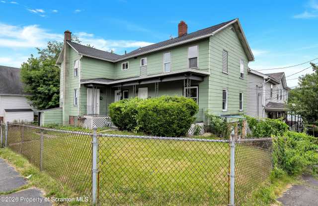 127 1/2 N Garfield Avenue Gallery 4