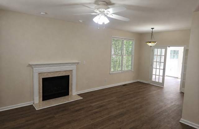 Incredible end unit townhome!! 3br/2.5ba, sunroom, great schools!! Available Now! Gallery 3