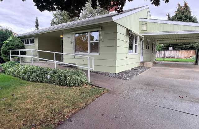 4 bed/1.5 bath in CASHMERE! Large yard, two living spaces, extra room & storage! Spacious living! Gallery 4