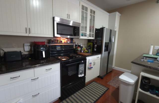 Cute 2 Bedroom Furnished Rental Gallery 3