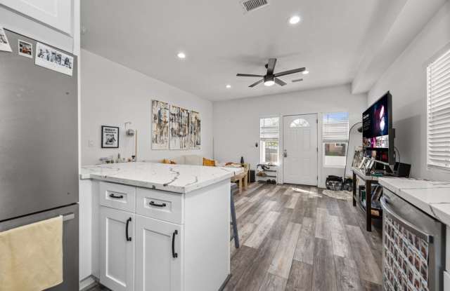 3 full baths! Gallery 4