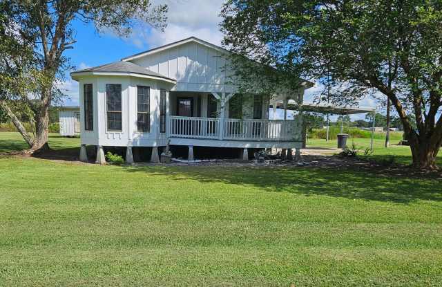 3-Bedroom, 2-Bath Home with a Kitchen Island Gallery 1
