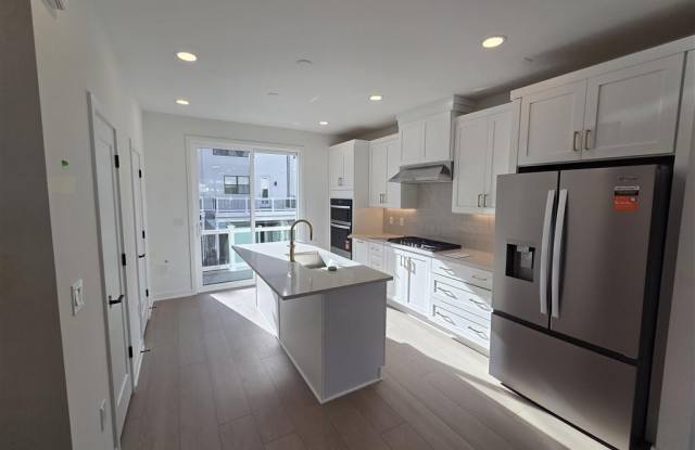 25039 DESELBY Square Gallery 3