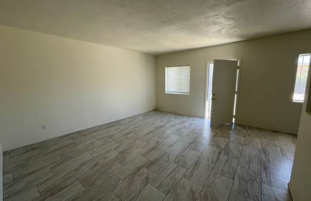 2 Bedroom and 1 Bath Triplex! Gallery 4