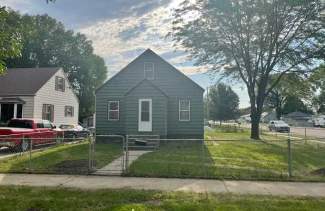 3 Bed 1 Bath with Garage and Fenced in Yard photos photos