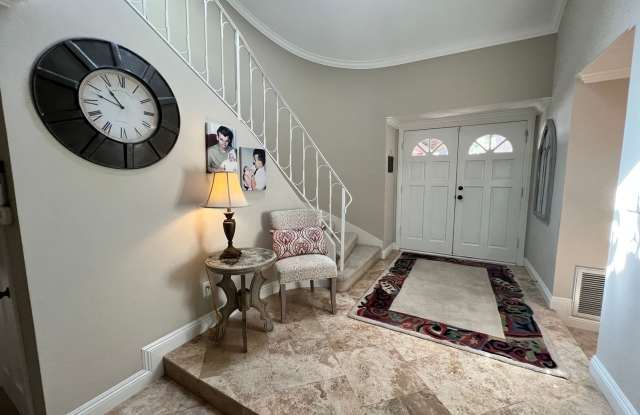 Fully Furnished Home - Short Term Lease - 5 Bedroom Home for Rent in Valencia! Gallery 4