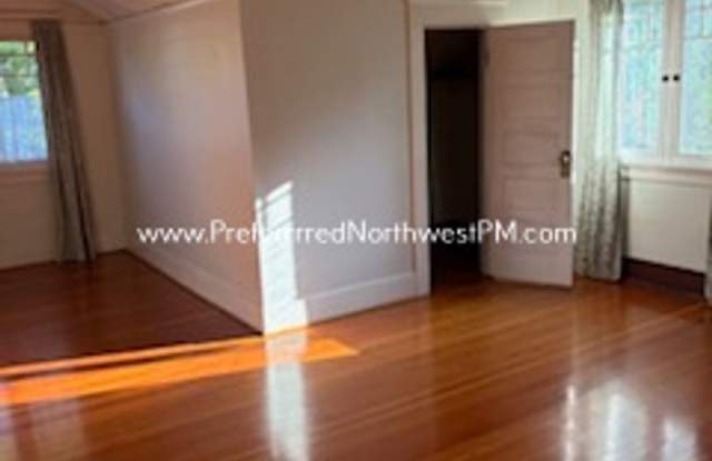 Vintage Upstairs 1 Bedroom Apartment in the Whiteaker! Gallery 1