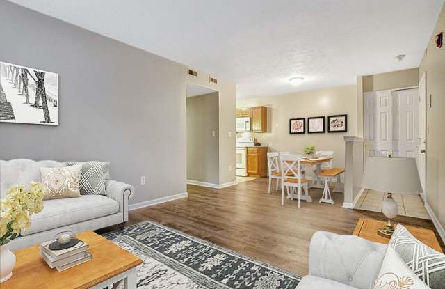2 Bedroom, 1 Bathroom Apartment with Patio or Balcony at Pennington Court - 980 Sq Ft Gallery 4