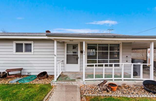 ** $825.00 Move In Credit to be Applied to Deposit or First Months Rent! ** - 304 West Elm Street, Caldwell, ID 83605