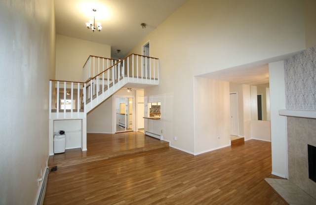 3 Bedroom Townhouse with Lake Access and Private Dock! Gallery 3