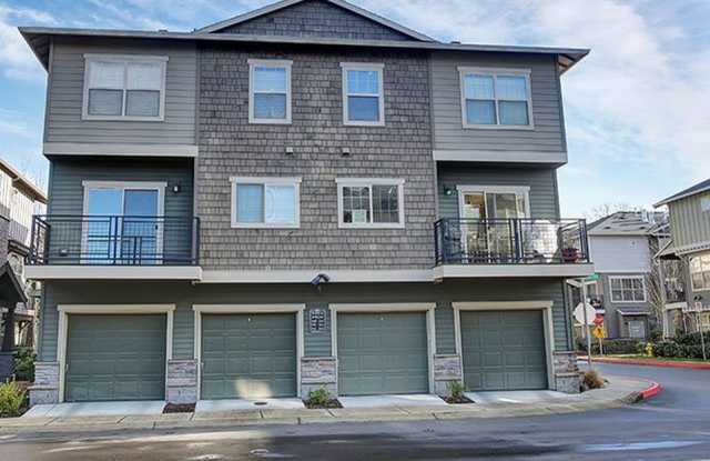 Beautiful Townhome in Arbor Crossing includes Pool, Exercise Room  Clubhouse Close to Intel. - 710 Northeast Newstead Lane, Hillsboro, OR 97006