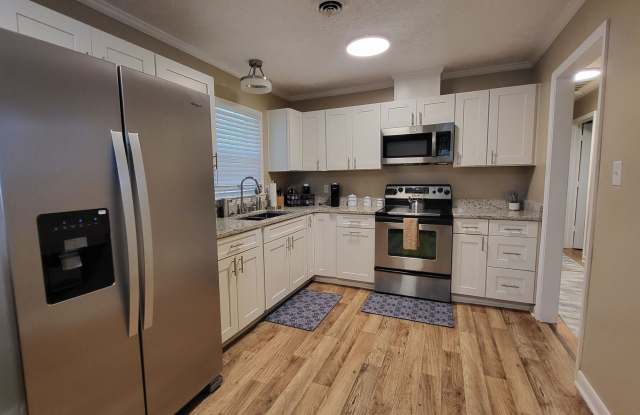 3 Bedroom, 1 Bath Furnished Ranch Style Home Gallery 4