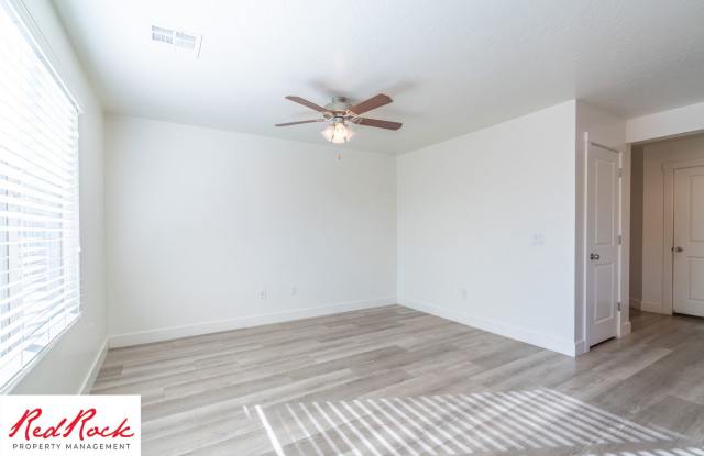 Gorgeous 4 Bedroom Desert Bluff Townhome! Gallery 3