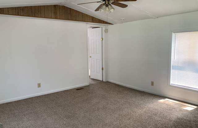 Available Now - Spacious 2 Bedroom + Bonus Room, 2 Bath Mobile Home Gallery 4