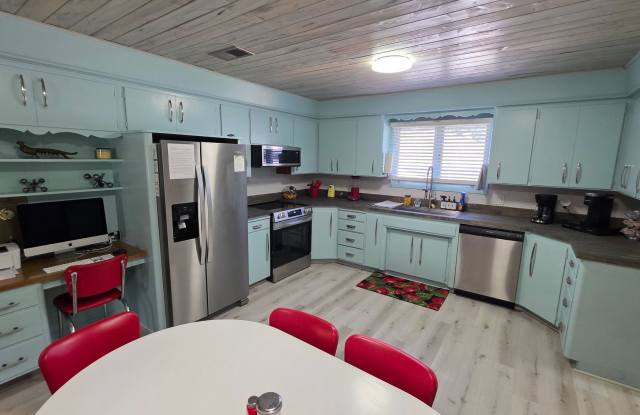 Spacious Fully Furnished 5-Bedroom Home with All Utilities Included Gallery 3